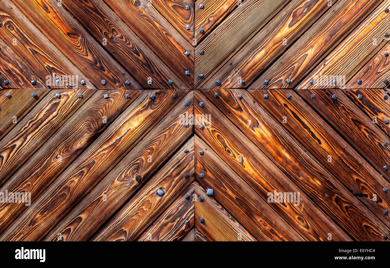 Sfondo di legno con rivetti di metallo, antico cancello di castello. Foto Stock