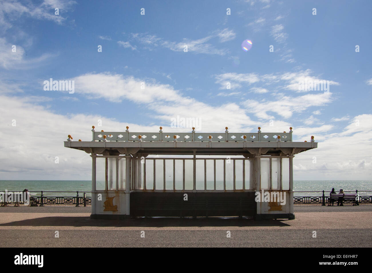 Rifugio sul lungomare di Brighton Foto Stock