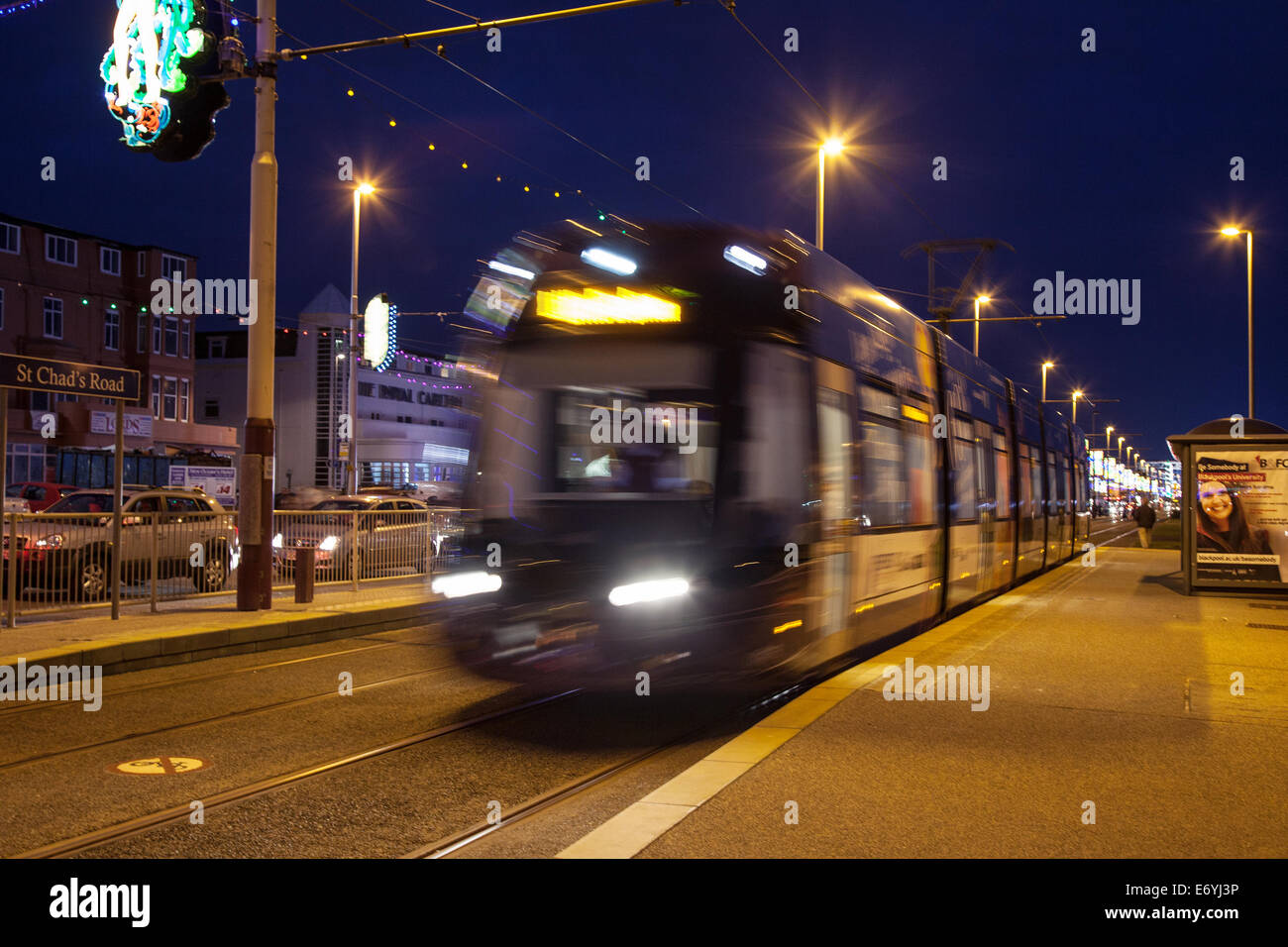Esposizioni e sentieri del traffico Costa di fylde, tram, filobus, filobus a Blackpool Lights 2014. Blackpool ha una nuova flotta di 16 nuovissimi tram realizzati da Bombardier. I tram sono chiamati Transportation Flexity 2 tram, sono un nuovissimo design con pavimenti bassi. Questi nuovi tram sono utilizzati come servizio regolare di tram per turisti e pendolari. Foto Stock