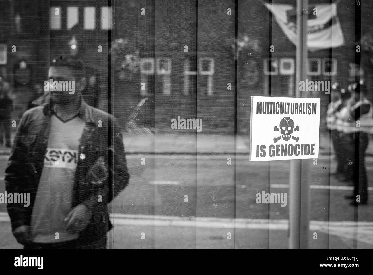 La multiculturalità è un genocidio Sticker .Rotherham Town Center .UK Foto Stock