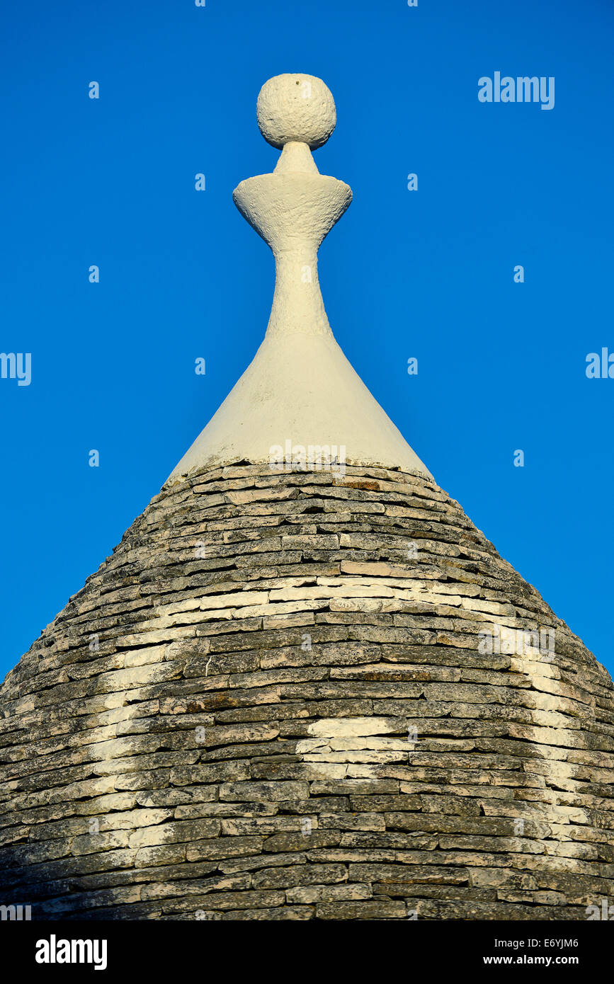 Italia Puglia Alberobello simboli disegnati sul fondo del cono del trullo sono correlati alle diverse tradizioni Foto Stock