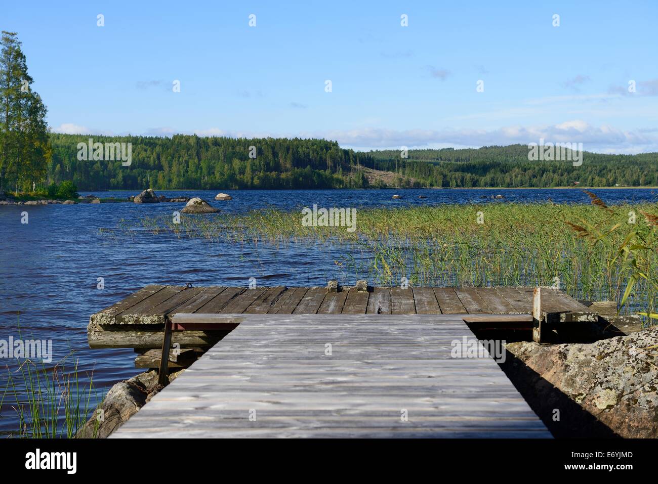 Un bellissimo lago in Svezia lungo la Hoga Kusten Foto Stock