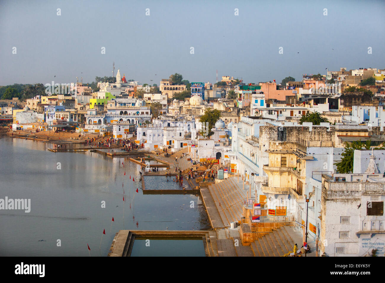 Panorama della città e il lago sacro. India, Pushkar Foto Stock