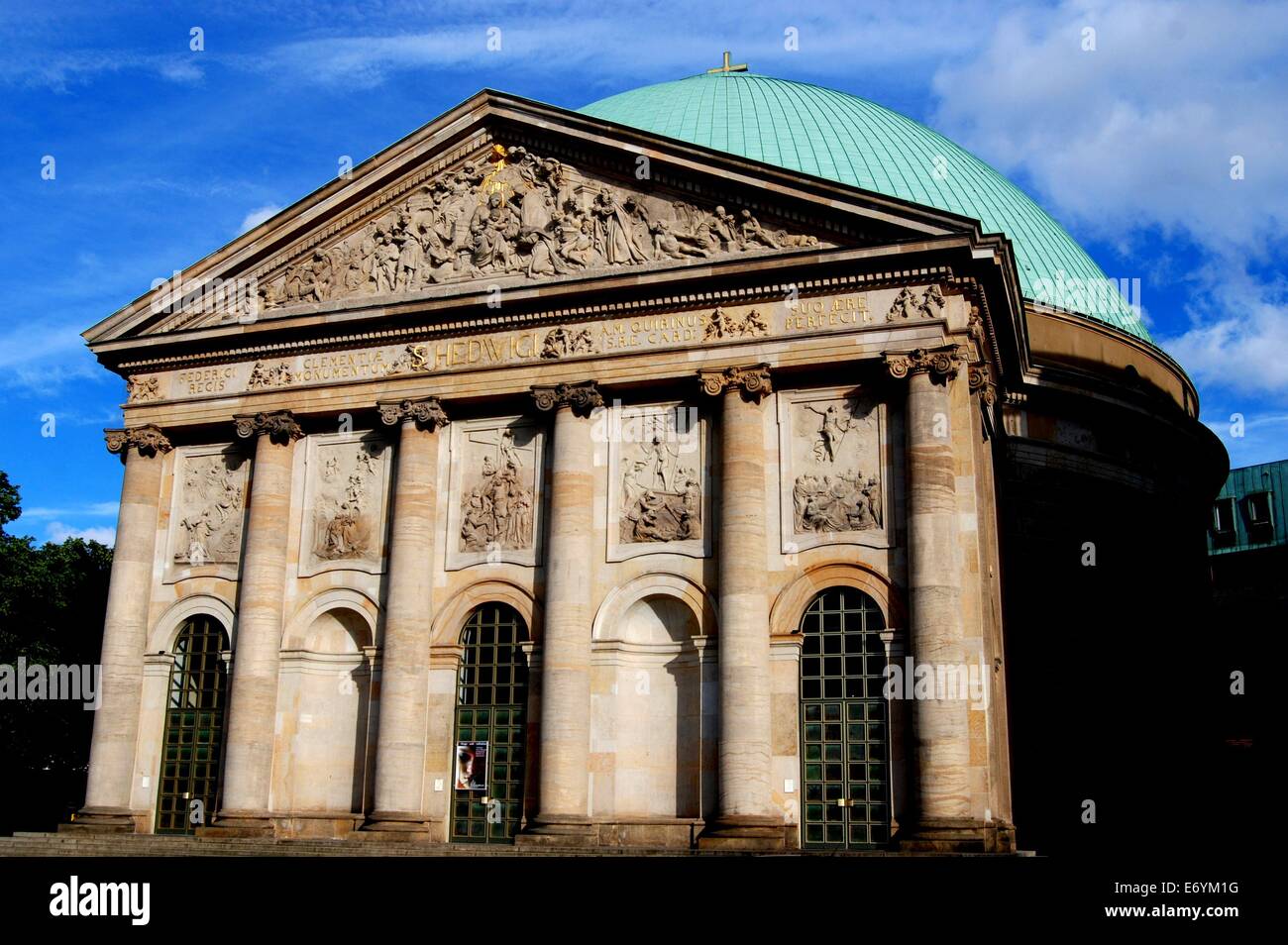Berlino, Germania: neo-classica facciata di 1747-1773 San Hedwigs-Kathedrale chiesa cattolica romana sulla Unter der Linden Foto Stock