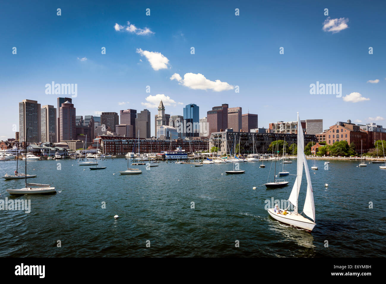 Grattacieli si elevano al di sopra del waterfront abitazioni al Porto di Boston, Massachusetts - Stati Uniti Foto Stock
