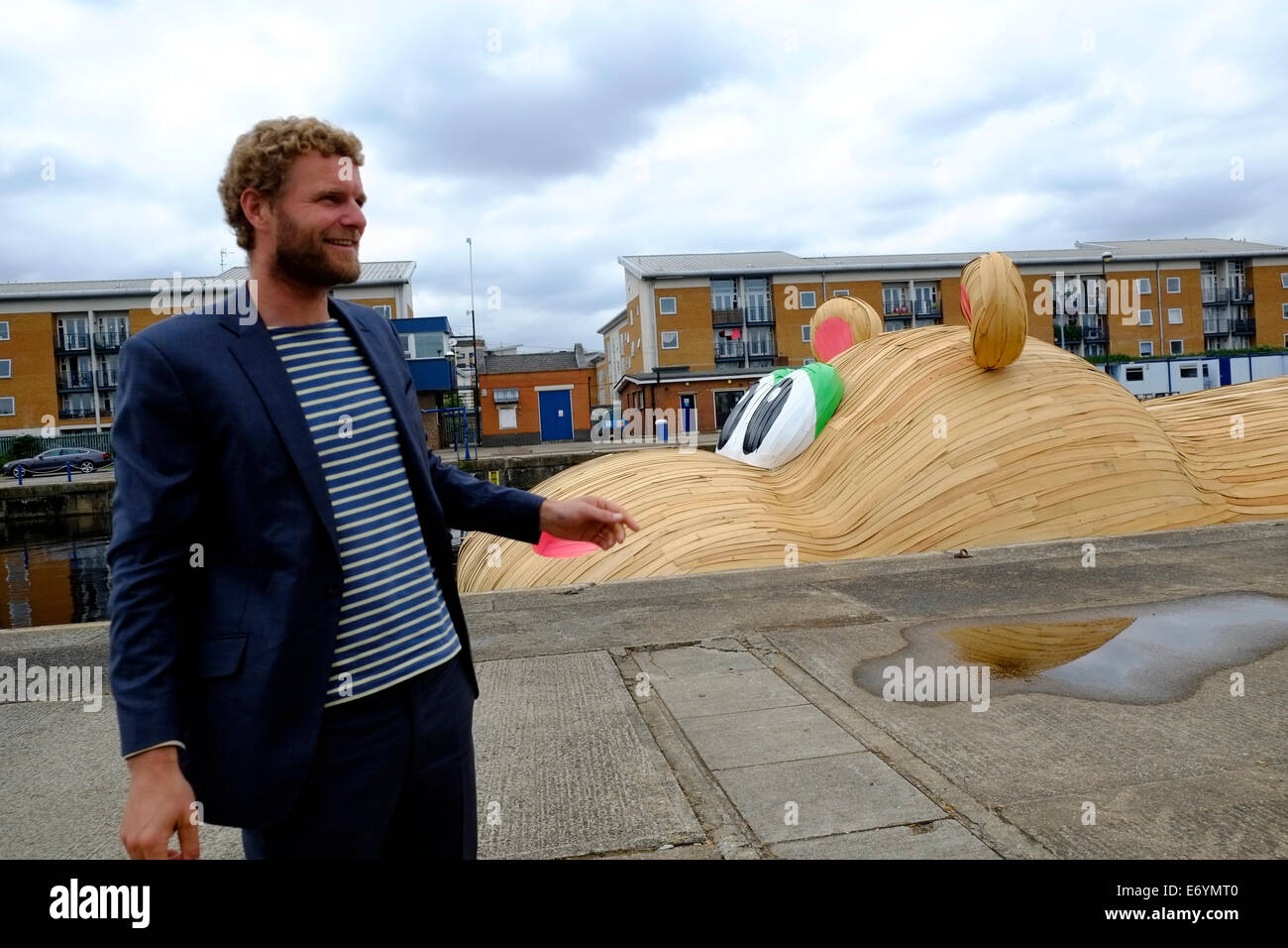 Londra, Regno Unito. Il 2 settembre, 2014. Artista olandese Florentijn Hofman la nuova Commissione scultura arriva nei Docklands prima di viaggiare fino al Tamigi dove si vive nel fiume alla Vauxhall per un mese come parte del Tamigi festival. Hippo's si ritiene di avere nuotato nel Tamigi e questa scultura è ispirata a quella. Credito: Rachel Megawhat/Alamy Live News Foto Stock