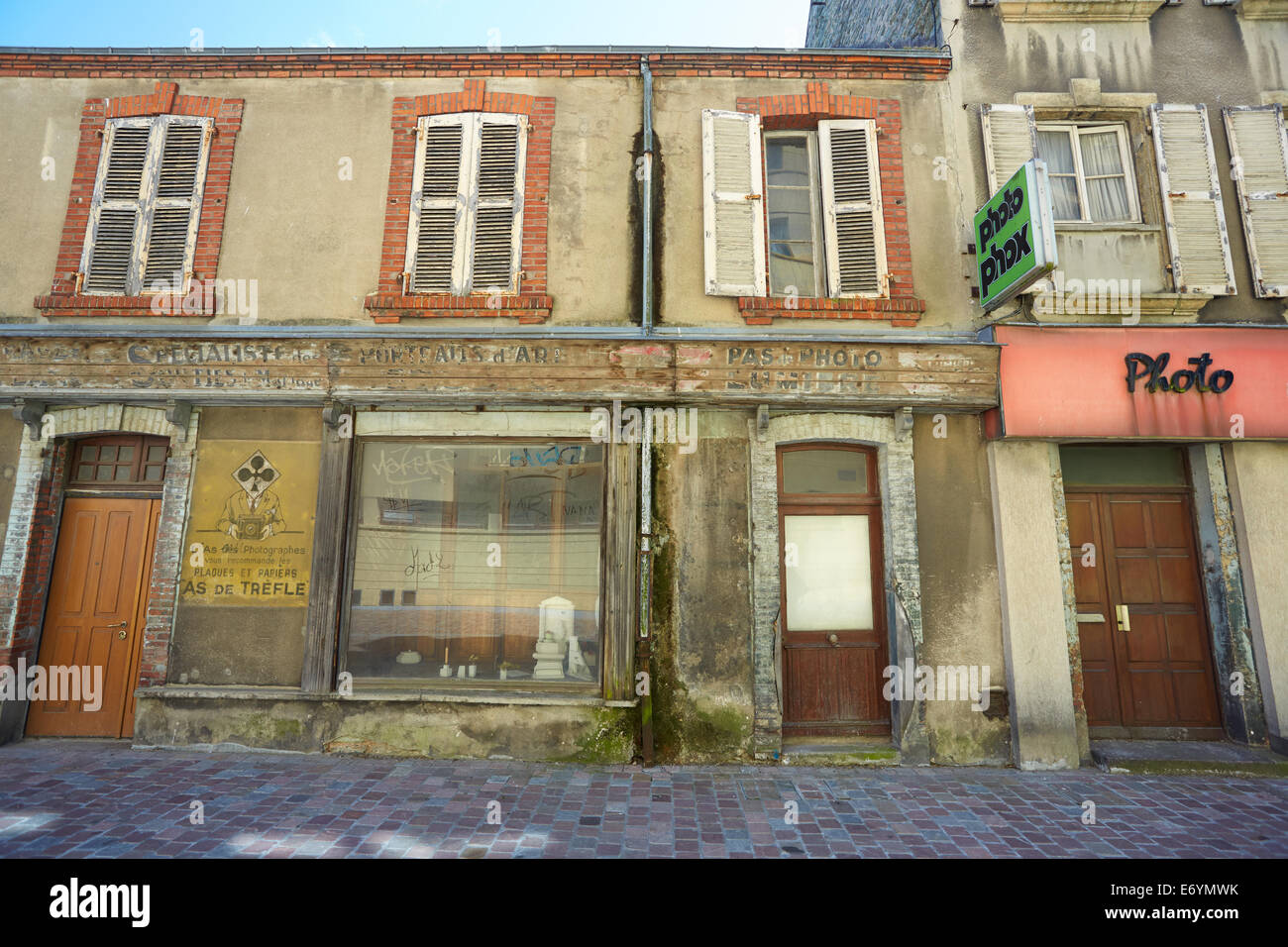 Fotografi abbandonati shop a Cherbourg, Francia. Foto Stock