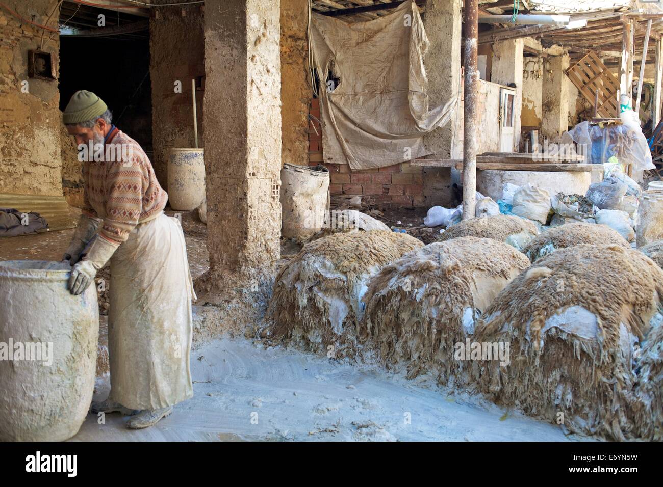 Il vecchio gli uomini al lavoro nelle concerie, la Medina di Fez, Marocco, Africa Settentrionale, Africa Foto Stock