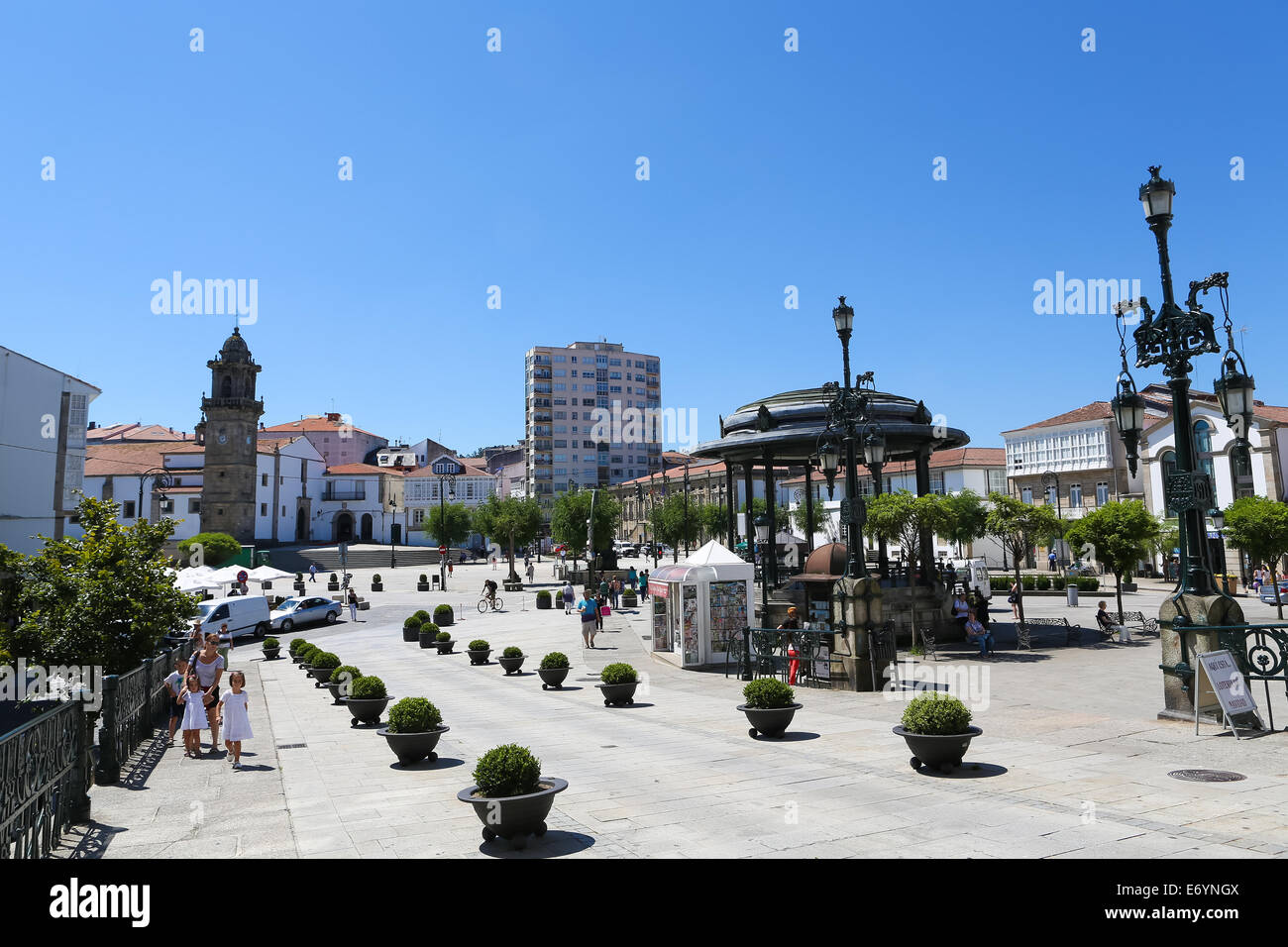 BETANZOS, Spagna - 30 luglio 2014: piazza centrale o Plaza Irmans Garcia Neveira con la torre del Ayuntamiento o municipio o Foto Stock