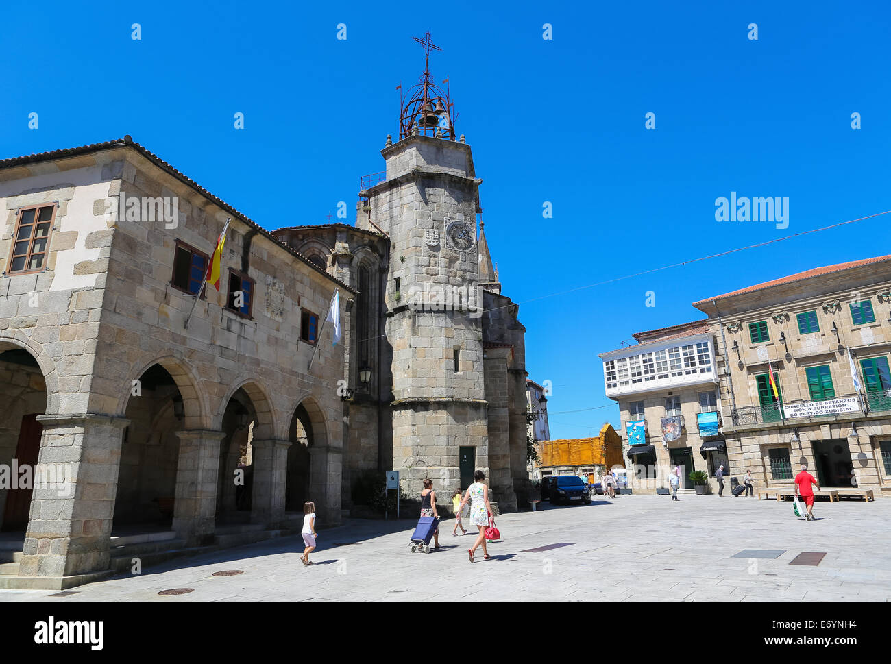 BETANZOS, Spagna - 30 luglio 2014: Igrexa de Santiago o la chiesa di San Giacomo nella storica città di Betanzos, Galizia, Spagna.Questo Foto Stock
