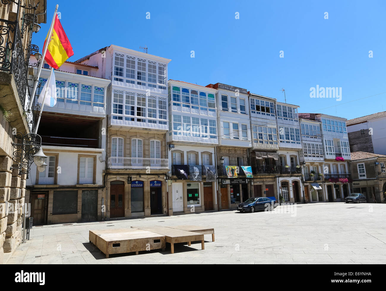 BETANZOS, Spagna - 30 luglio 2014: architettura storica presso il Plaza Constitucion con i tipici balconi in vetro nel centro storico di Foto Stock