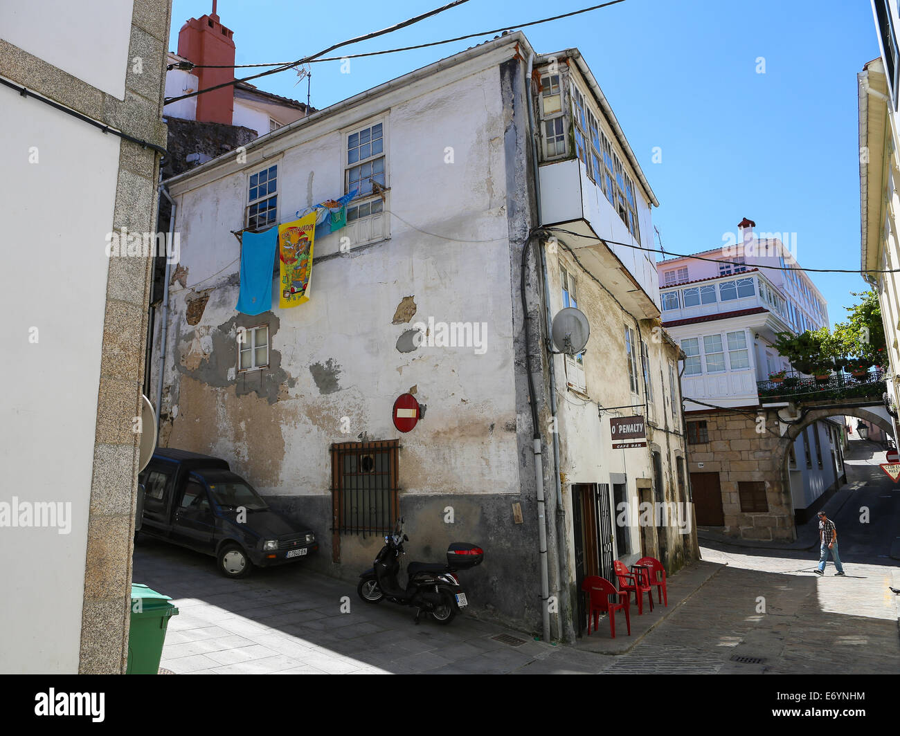Bar locale nel centro storico, con i tipici balconi in vetro nella città di Betanzos, Galizia, Spagna. Foto Stock
