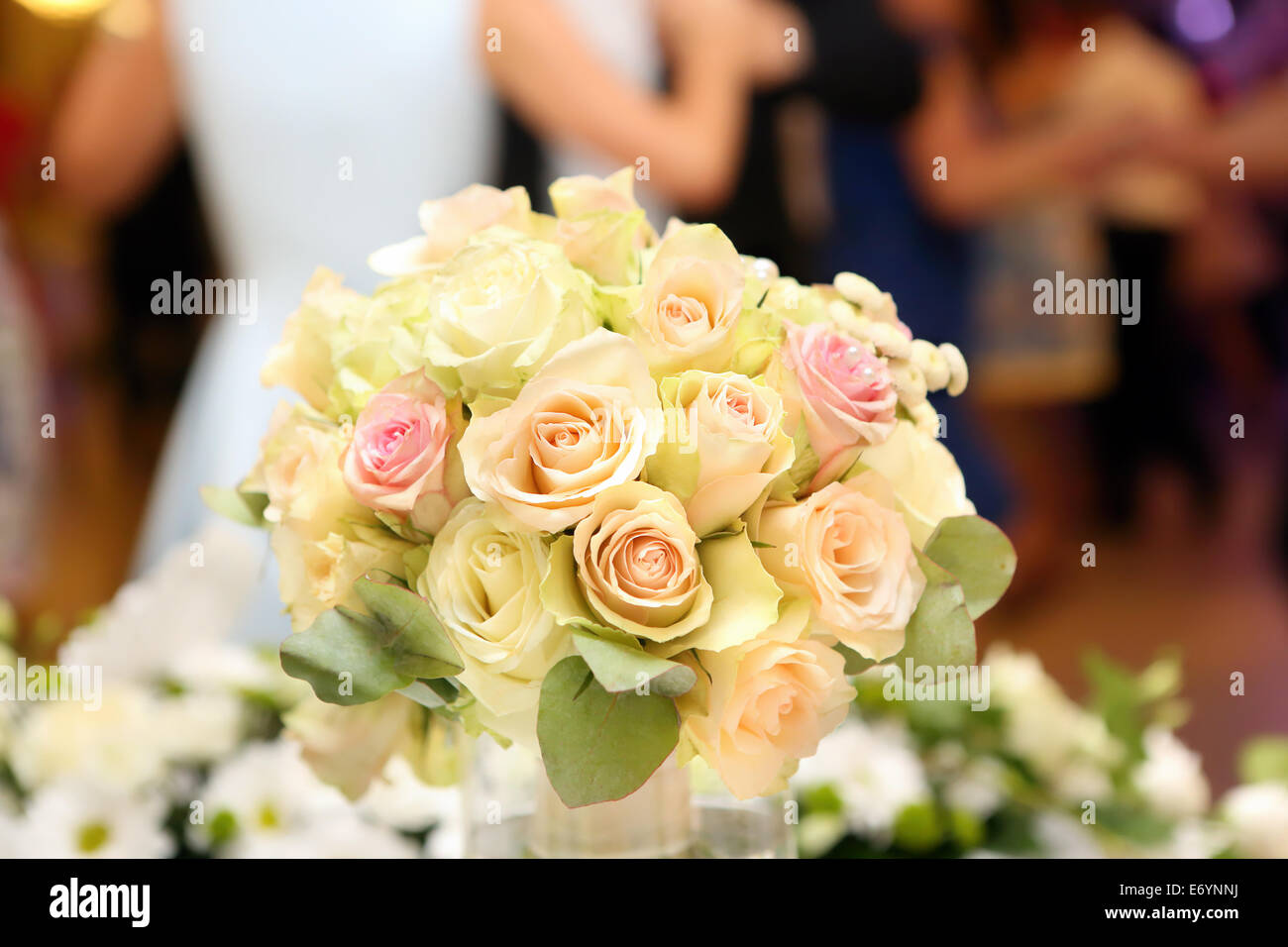 Coppie danzanti durante la celebrazione dei matrimoni contro lo sfondo di fiori Foto Stock