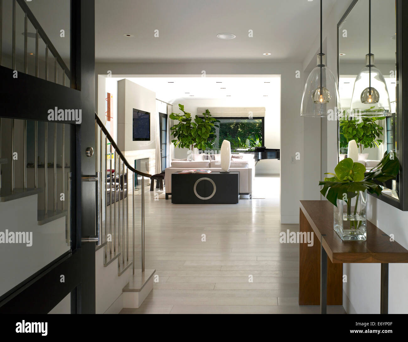 Aprire il piano atrio di ingresso e di soggiorno in casa di pietra, Atherton, California, Stati Uniti d'America. Foto Stock