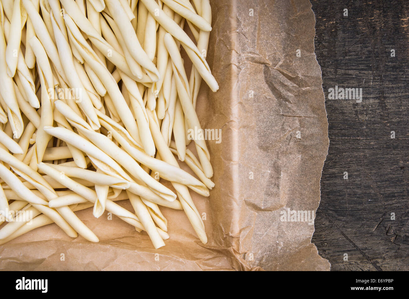 Italian tagliatelle fatte in casa fileja in carta da imballo, close-up Foto Stock