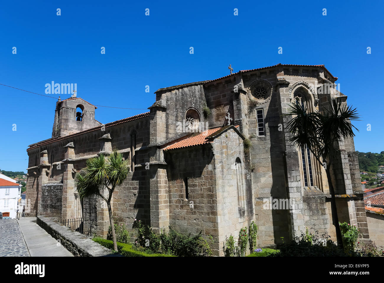 La chiesa medievale di San Pietro nella storica città di Betanzos, Galizia, Spagna. Foto Stock