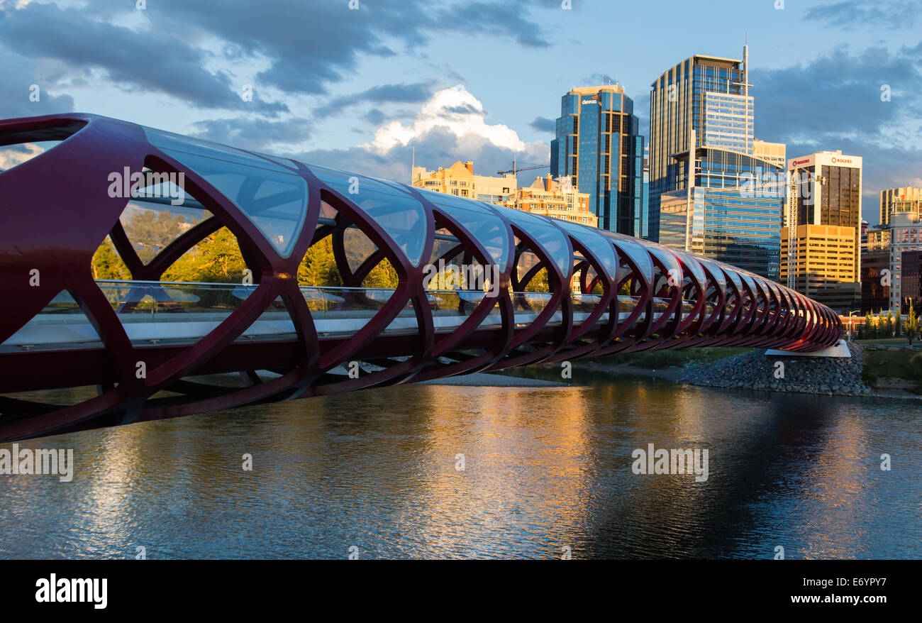 Ponte di Pace a Calgary AB al tramonto Foto Stock