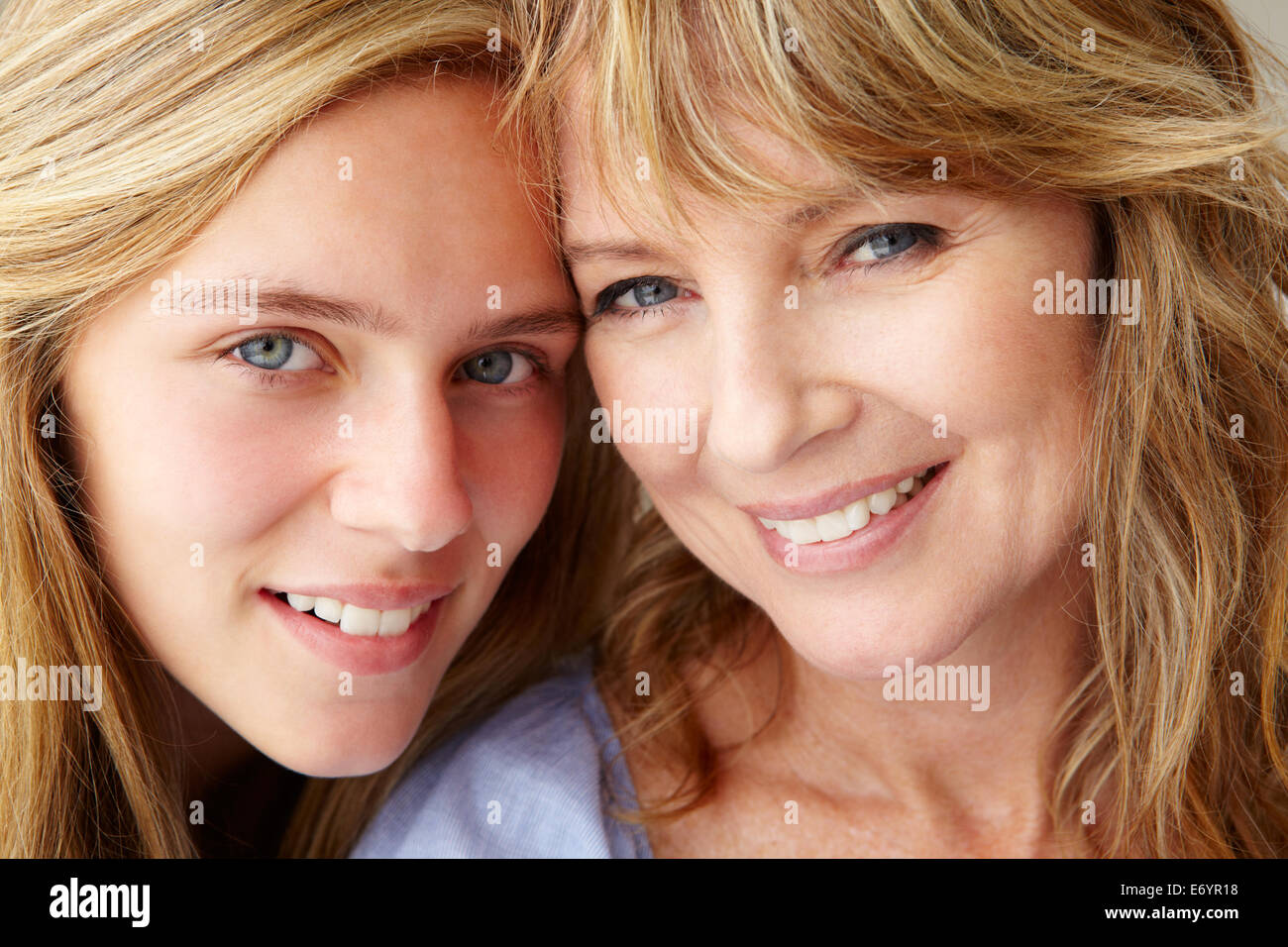 Close up madre con figlia adolescente Foto Stock