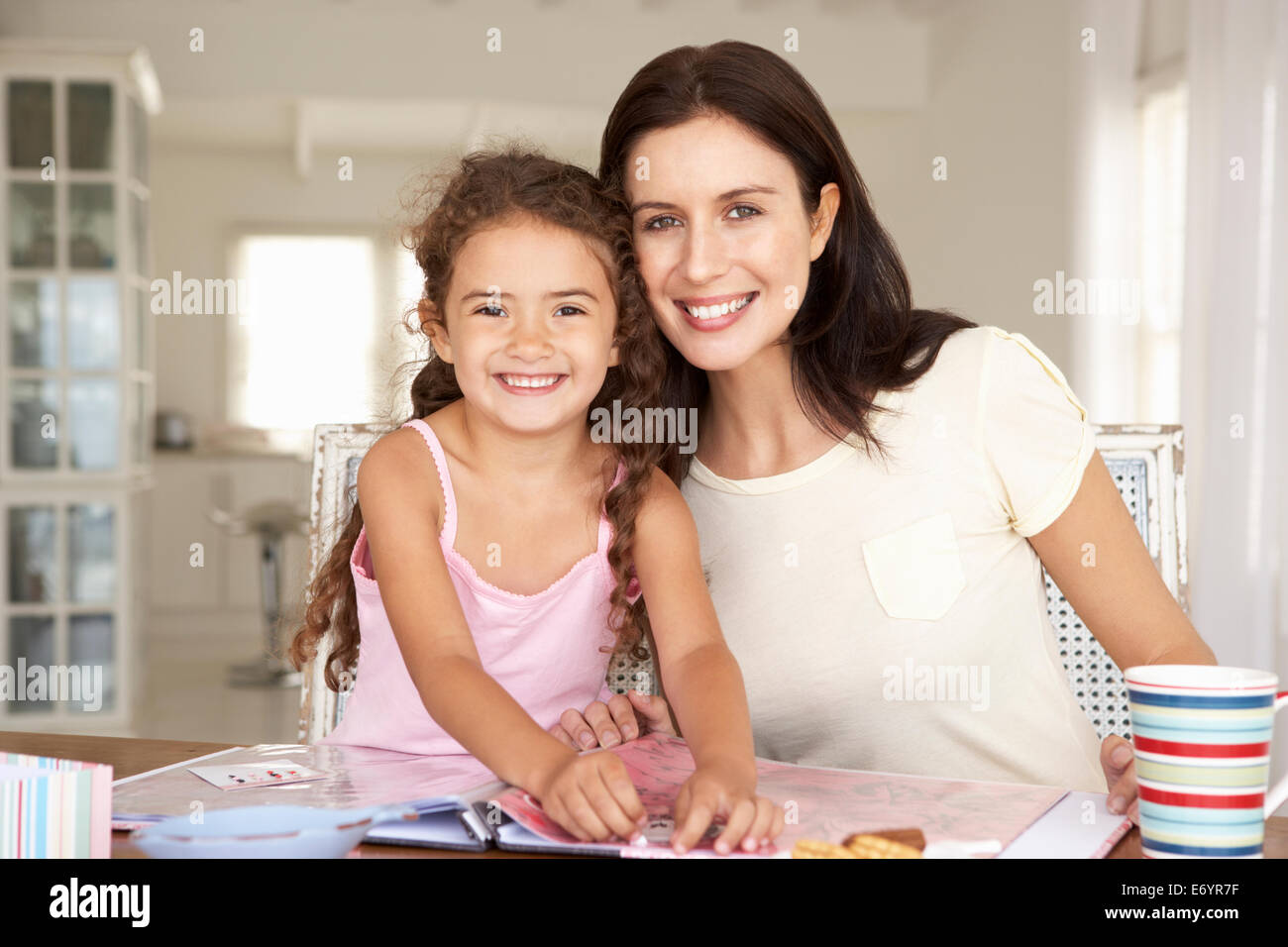 Madre e figlia scrapbooking Foto Stock
