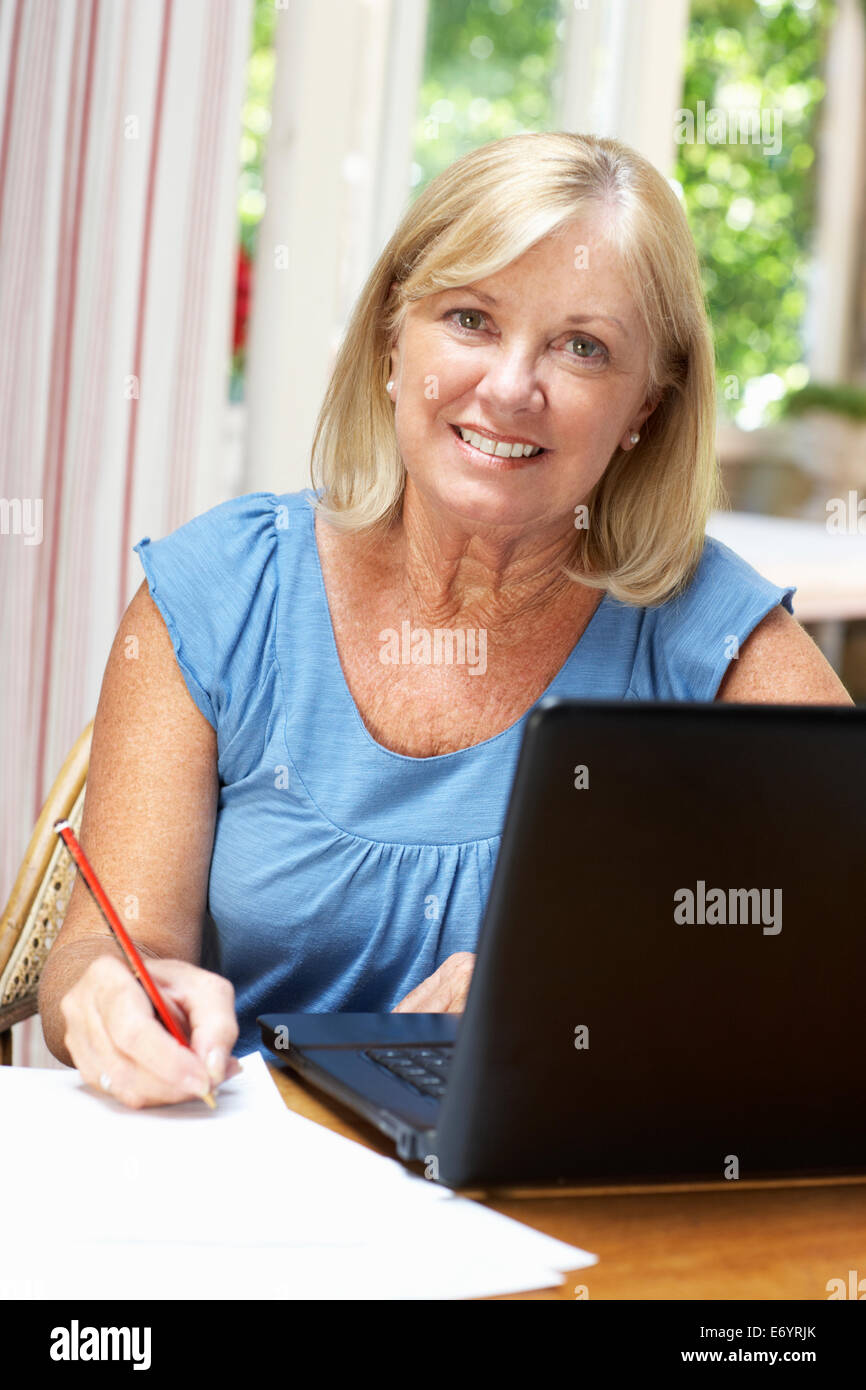 Senior donna che lavorano in ufficio in casa Foto Stock