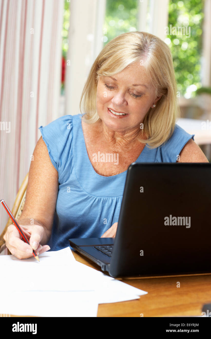 Senior donna che lavorano in ufficio in casa Foto Stock