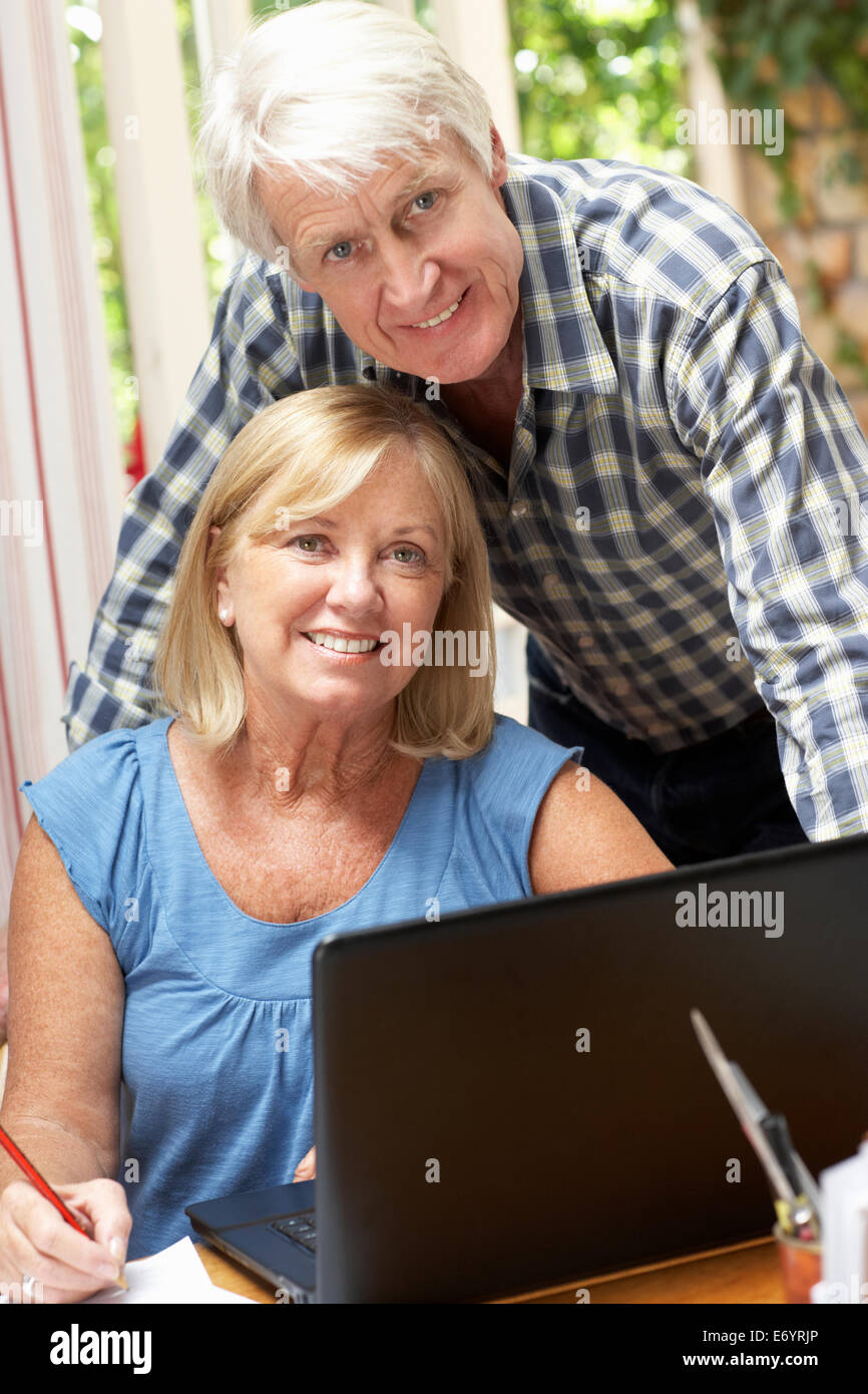 Coppia senior che lavorano in ufficio in casa Foto Stock