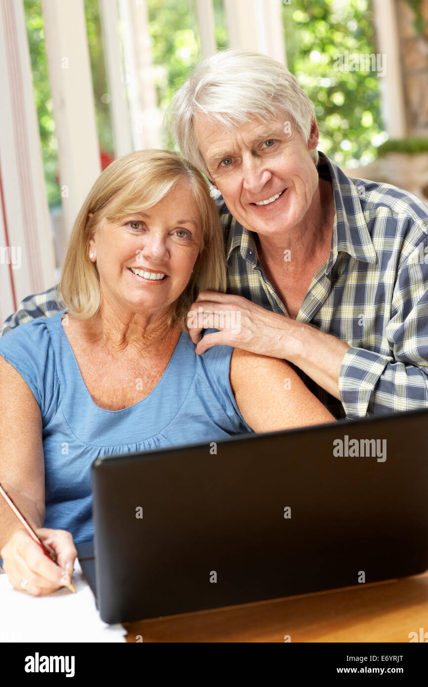 Coppia senior che lavorano in ufficio in casa Foto Stock