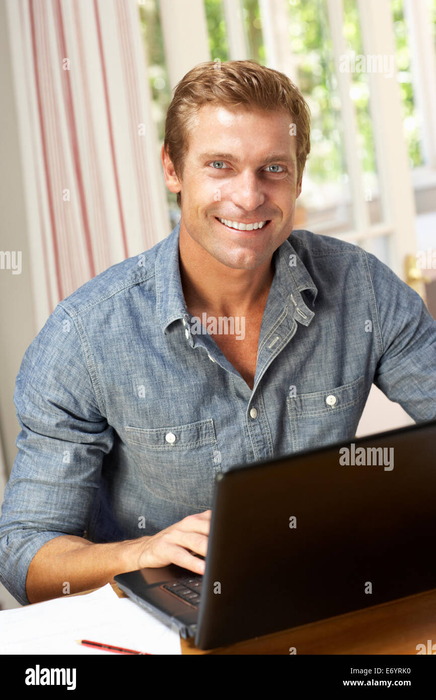 Uomo che lavora in ufficio a casa Foto Stock