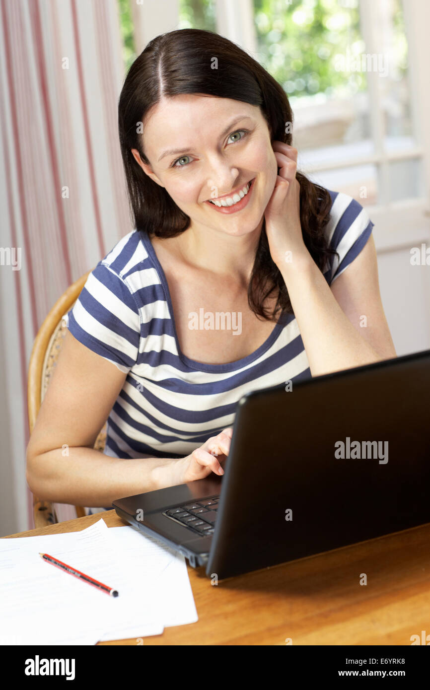 Donna che lavorano in ufficio in casa Foto Stock