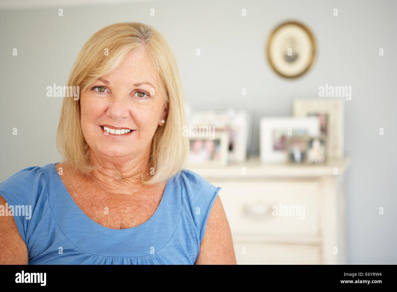 Senior donna a casa Foto Stock