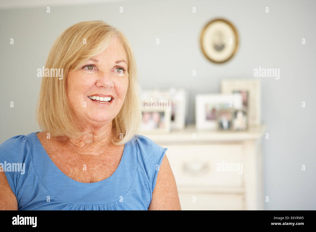 Senior donna a casa Foto Stock