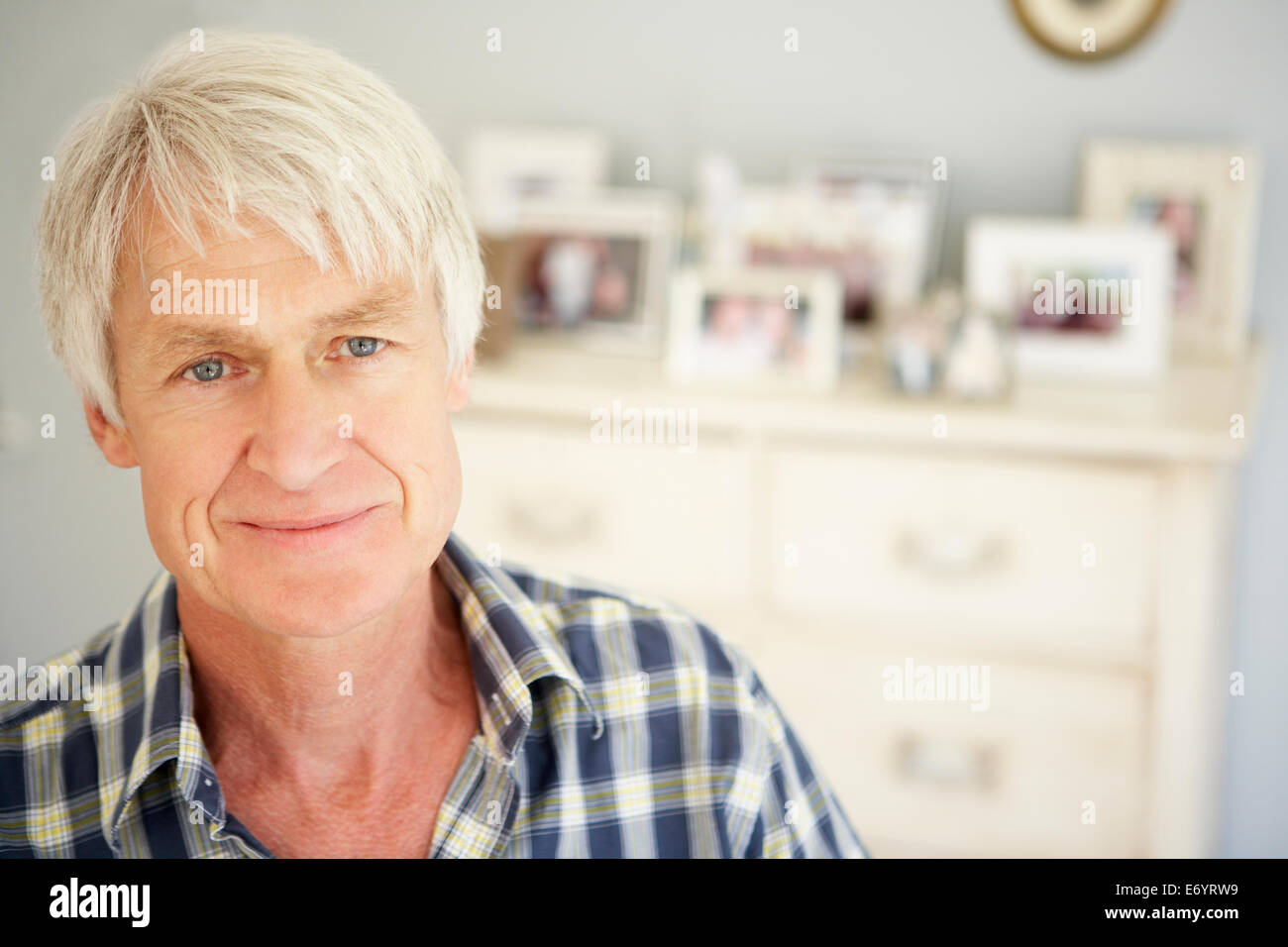 Senior uomo a casa Foto Stock