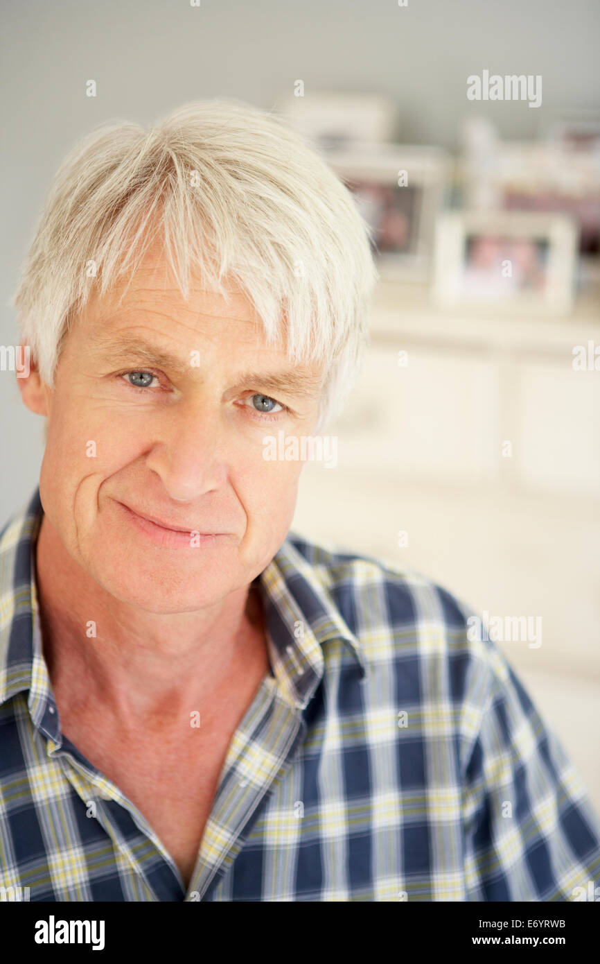 Senior uomo a casa Foto Stock