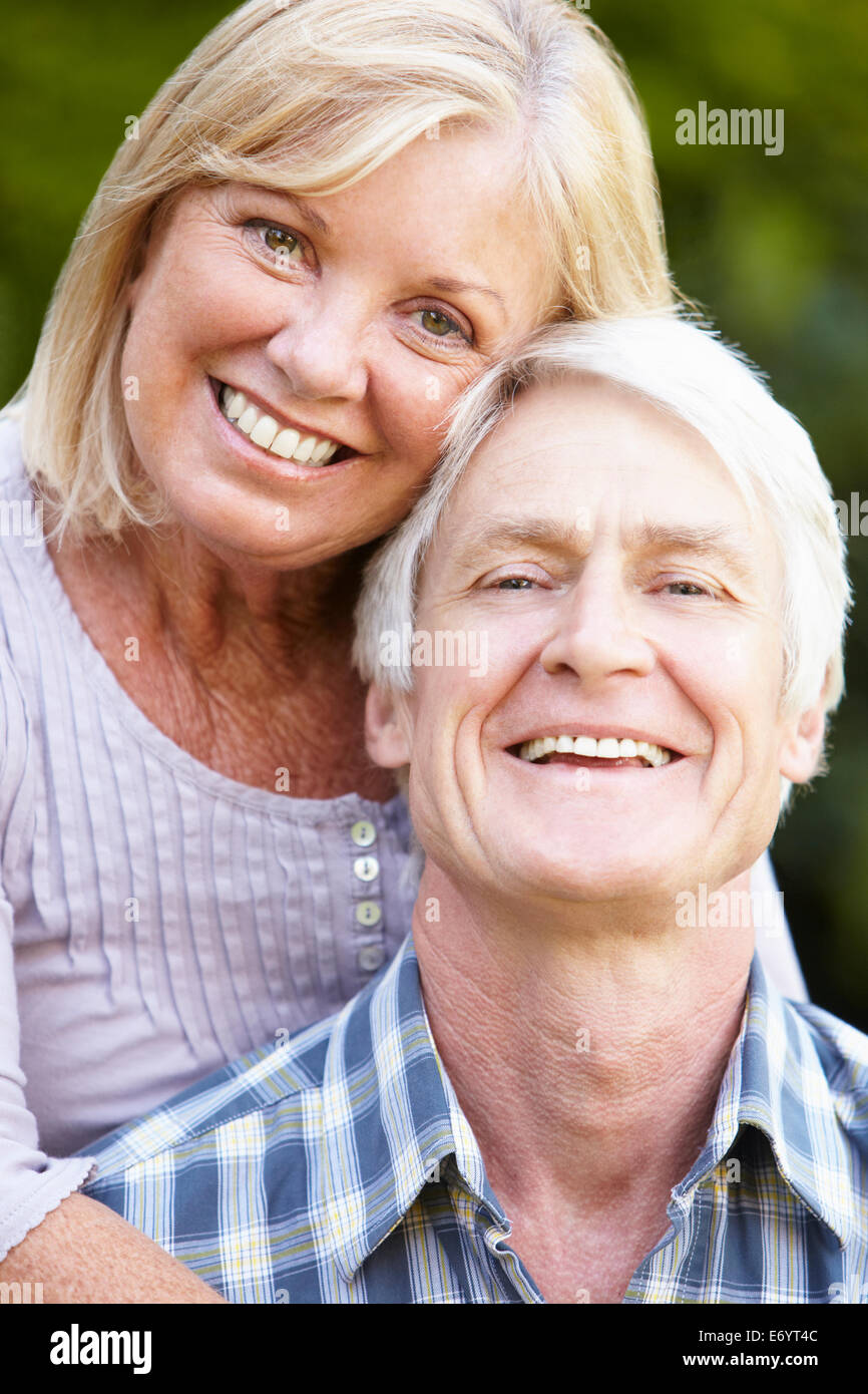 Coppia senior in giardino Foto Stock