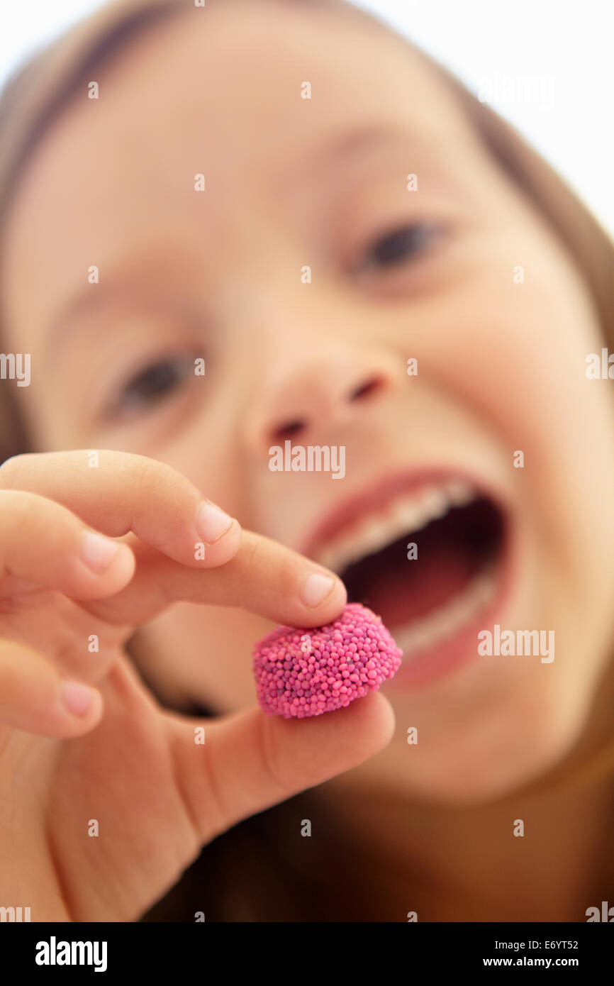 Bambina mangiando caramelle Foto Stock