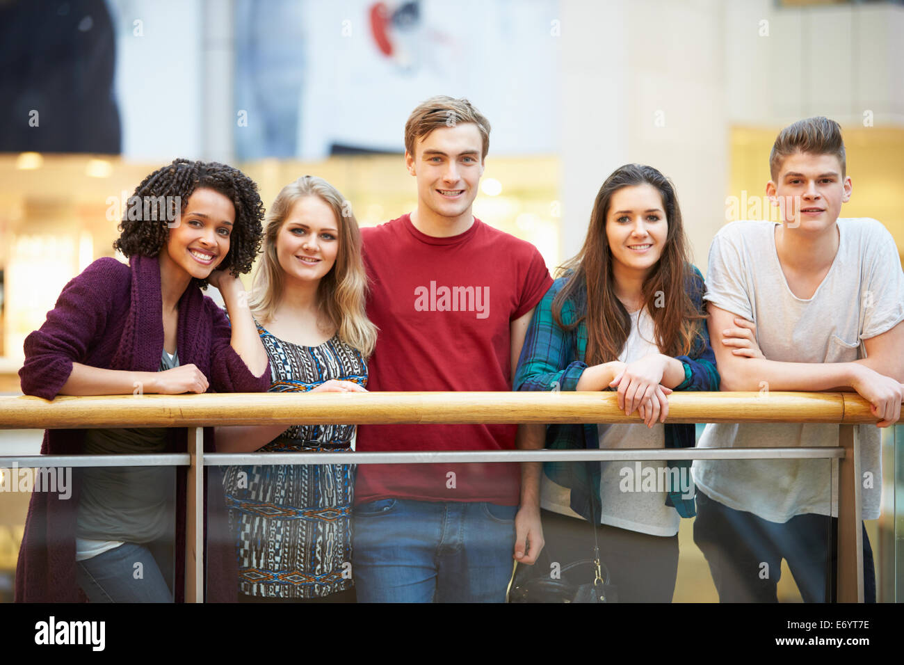 Gruppo di amici appendere fuori nel Centro Commerciale per lo Shopping Foto Stock