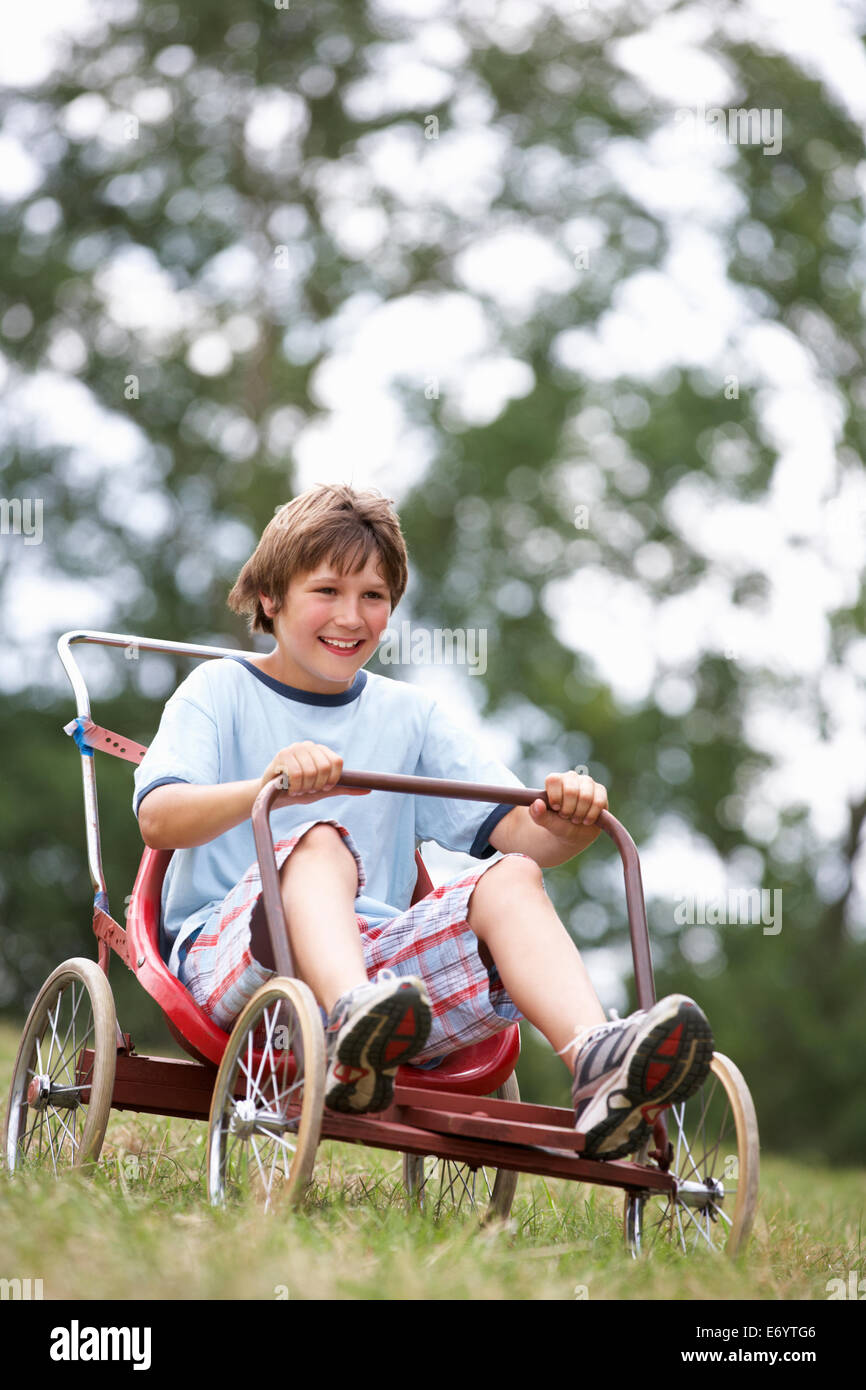 Giovane ragazzo giocando con i go-kart Foto Stock