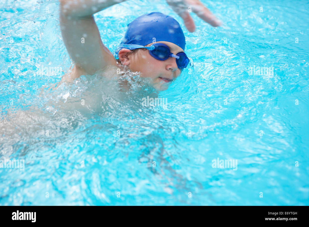 Ragazzo nuoto nella piscina esterna Foto Stock