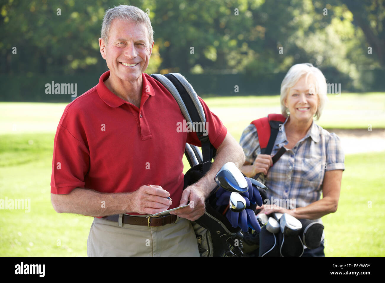 Coppia senior sul campo da golf Foto Stock