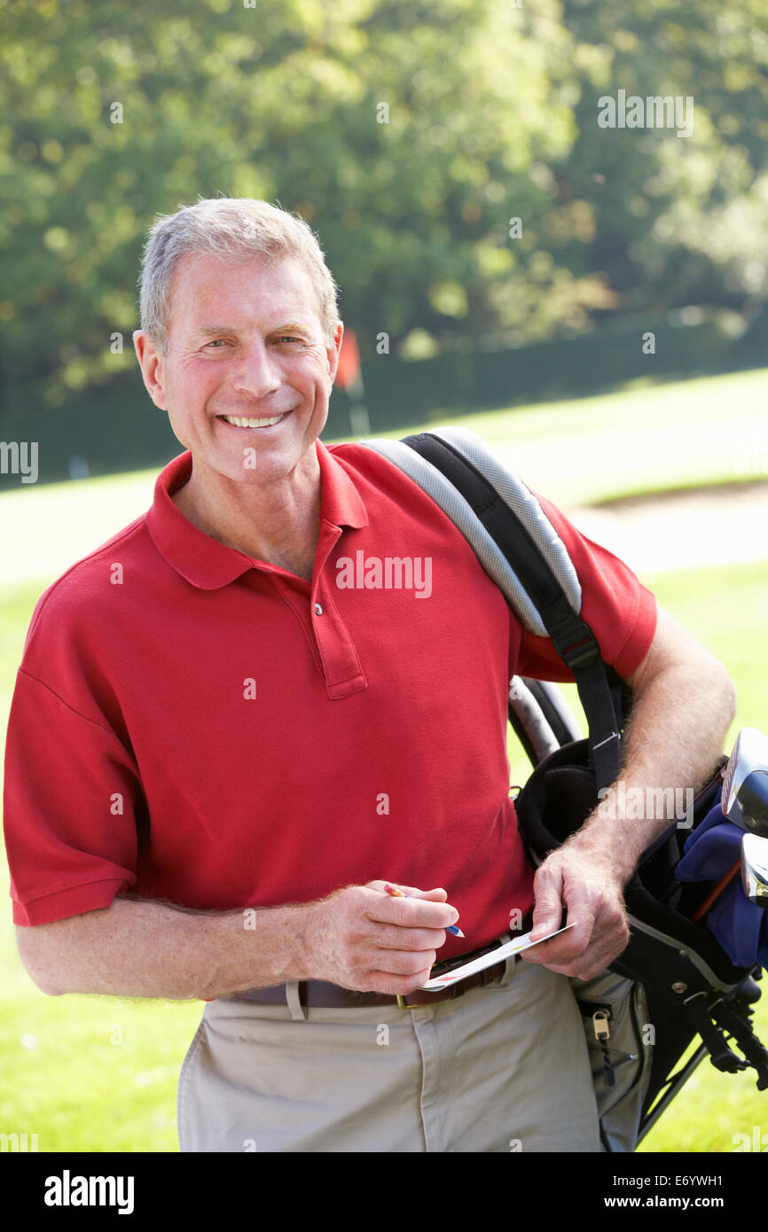 Senior uomo sul campo da golf Foto Stock