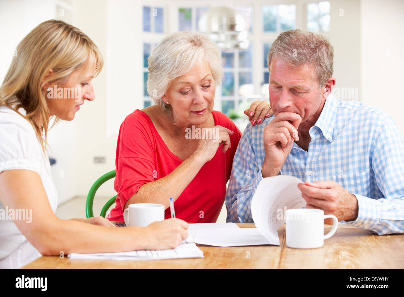 Coppia in pensione con il consulente finanziario Foto Stock