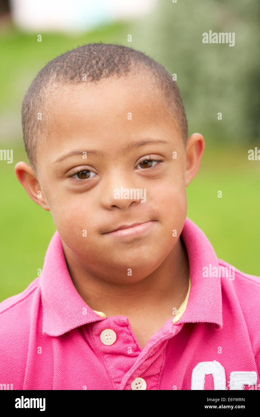 9 anno vecchio ragazzo con la sindrome di Down Foto Stock