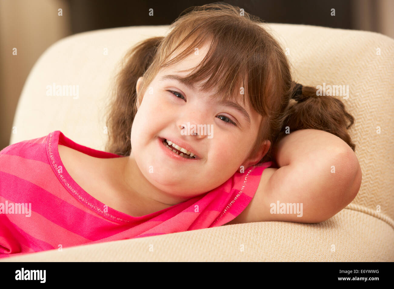 6 anno vecchia ragazza con la sindrome di Down Foto Stock