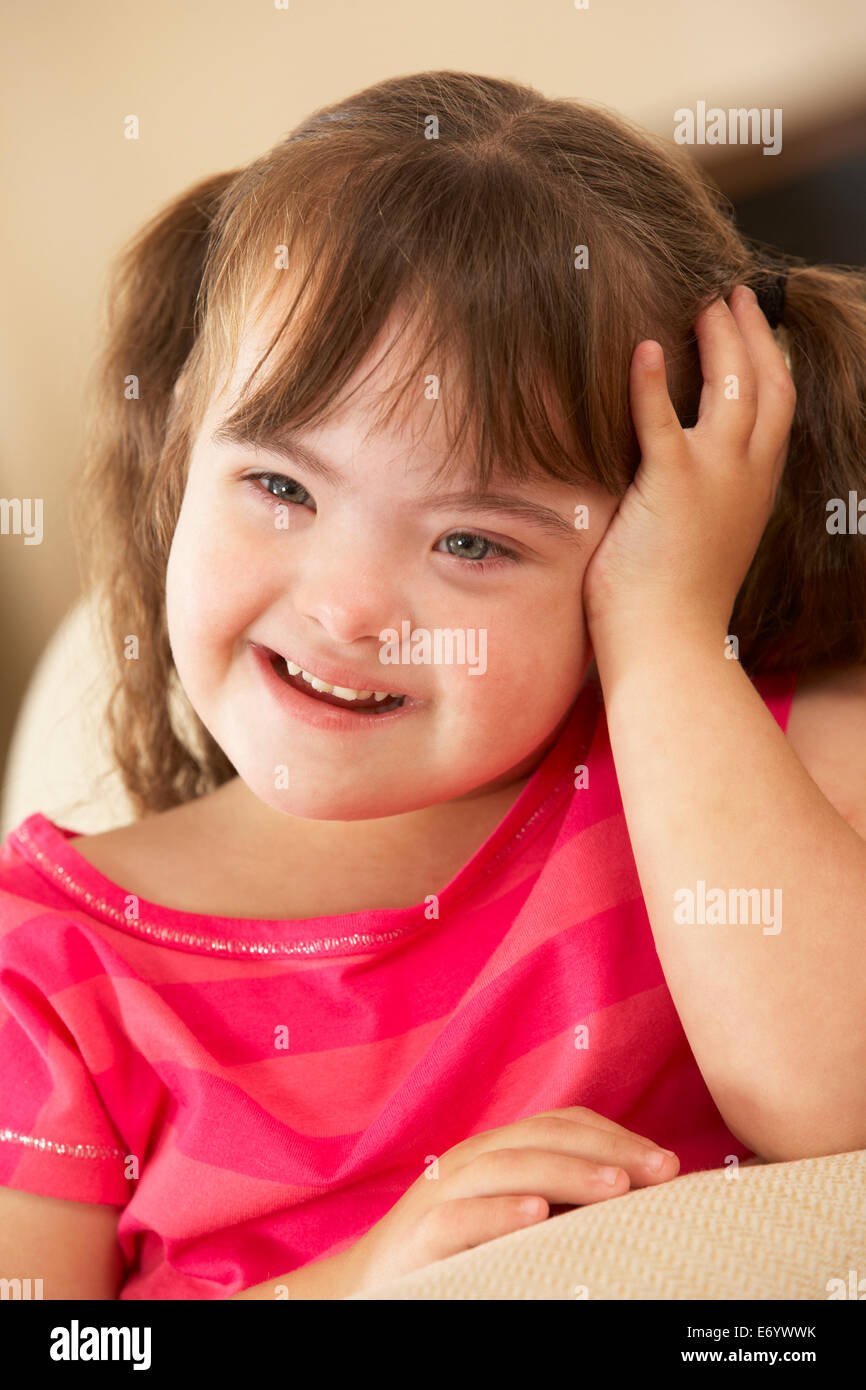 6 anno vecchia ragazza con la sindrome di Down Foto Stock