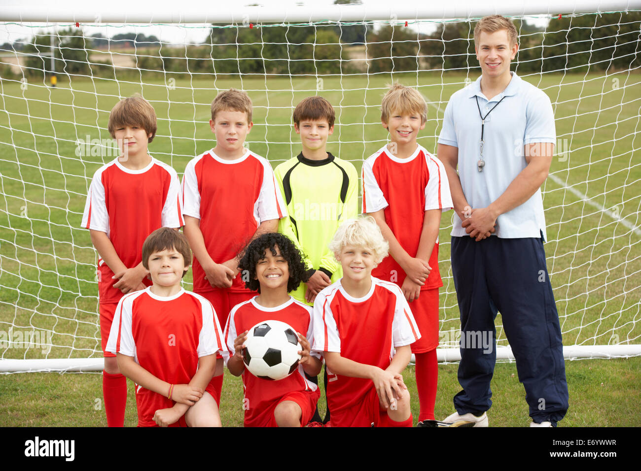 Junior Soccer team e coach ritratto Foto Stock