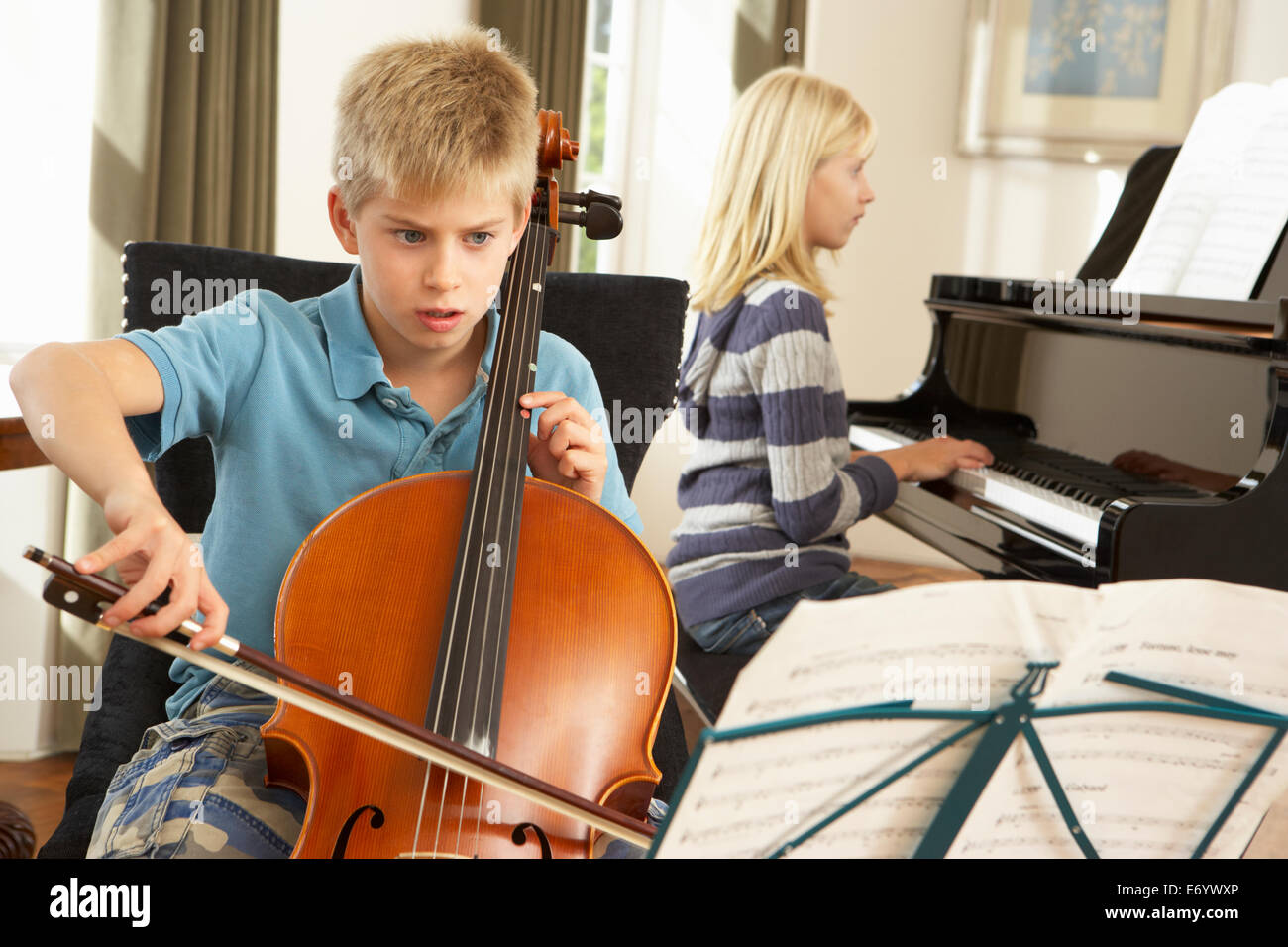 Un ragazzo e una ragazza violoncello e pianoforte a casa Foto Stock