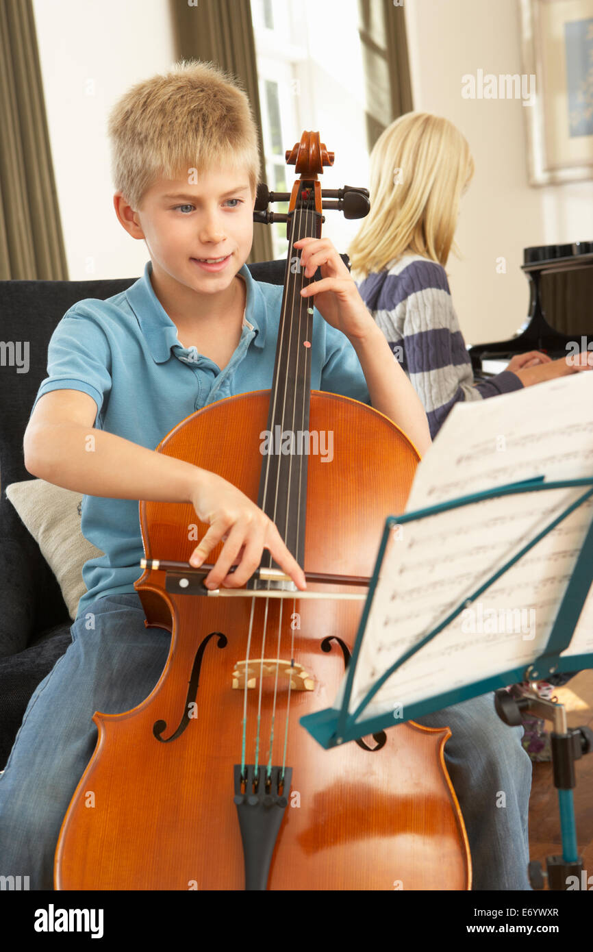 Un ragazzo e una ragazza violoncello e pianoforte a casa Foto Stock