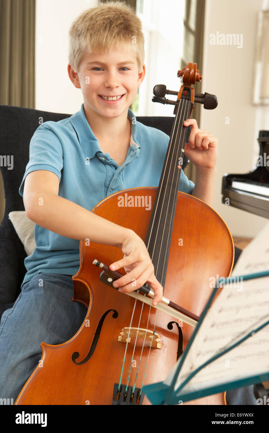 Ragazzo violoncello a casa Foto Stock