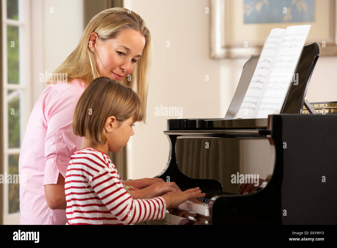 Ragazza giovane suonare il pianoforte nella lezione di musica Foto Stock