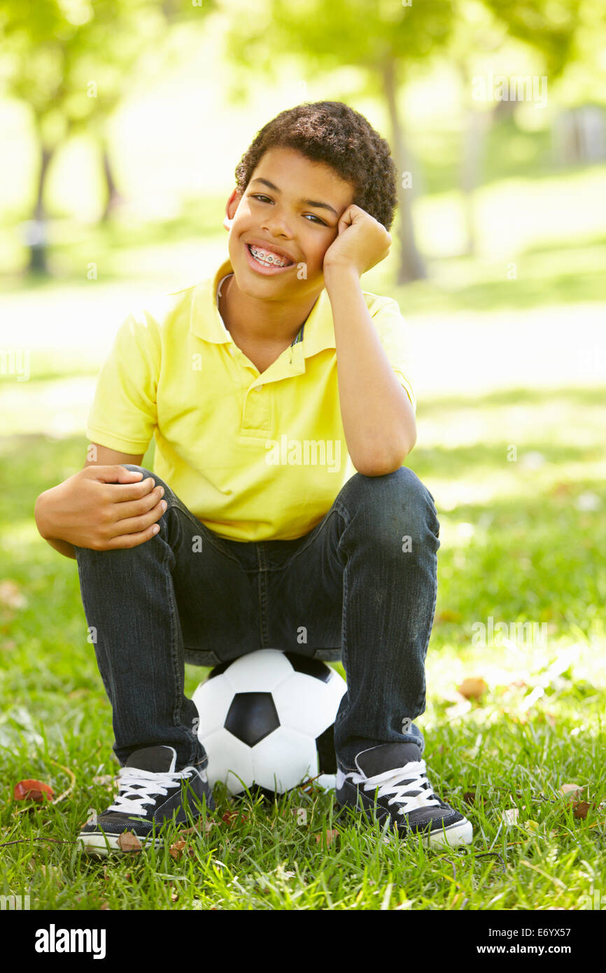 Il ragazzo nel parco con il calcio Foto Stock